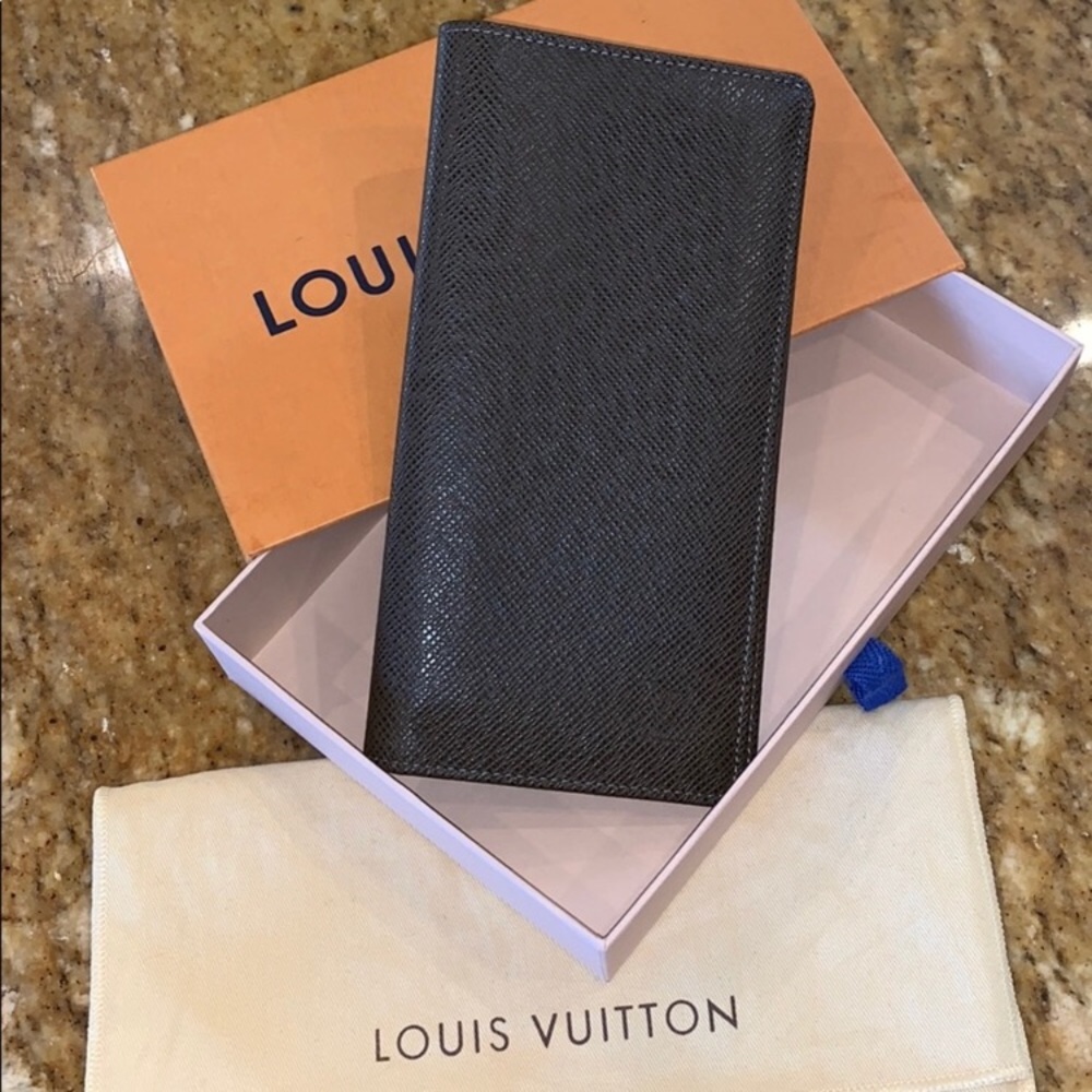 Louis Vuitton Brazza Brown Taiga Leather